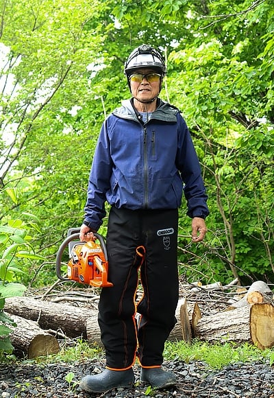 作業をする服部さんの様子