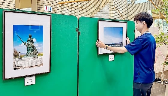 写真展会場にいる佐藤さんの様子